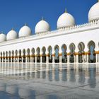 Im Innenhof der Scheich-Zayid-Moschee in Abu Dhabi