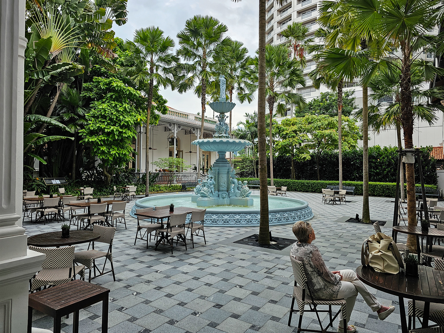 Im Innenhof des Raffles Hotels