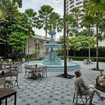 Im Innenhof des Raffles Hotels