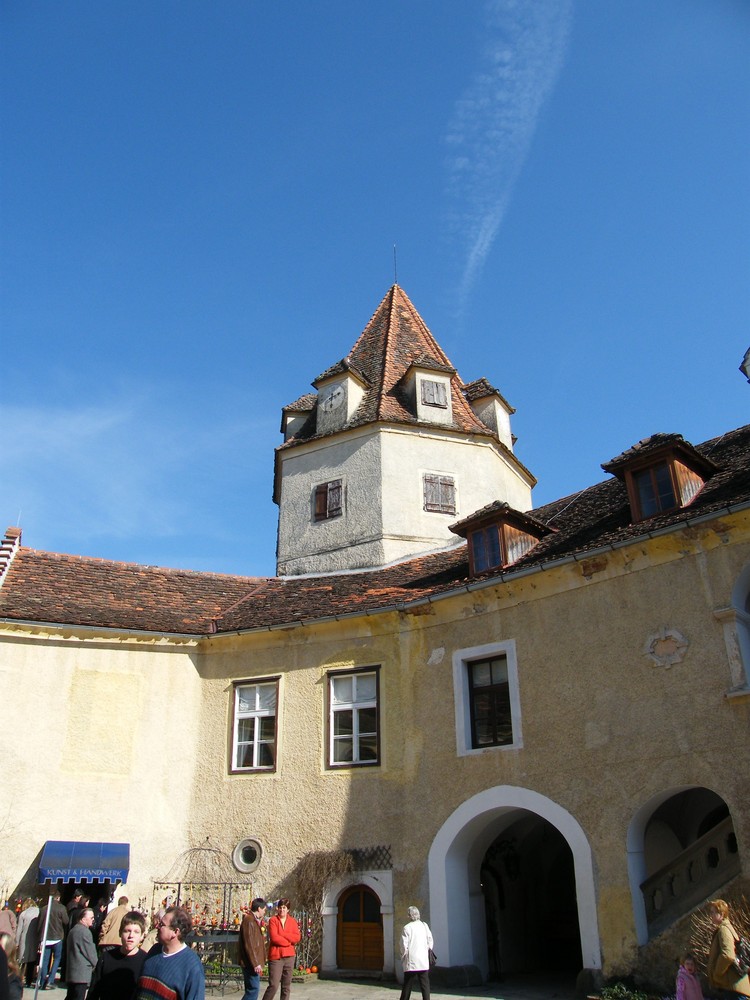Im Innenhof des Schloss Kornberg 1