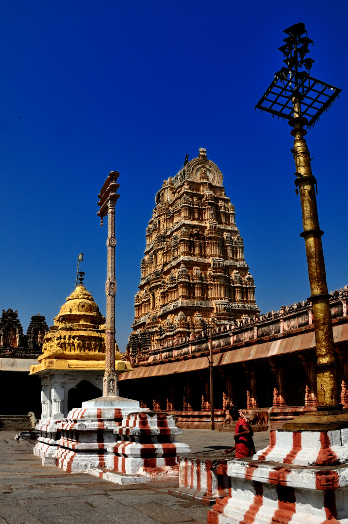 Im Innenhof des Virupaksha Tempel