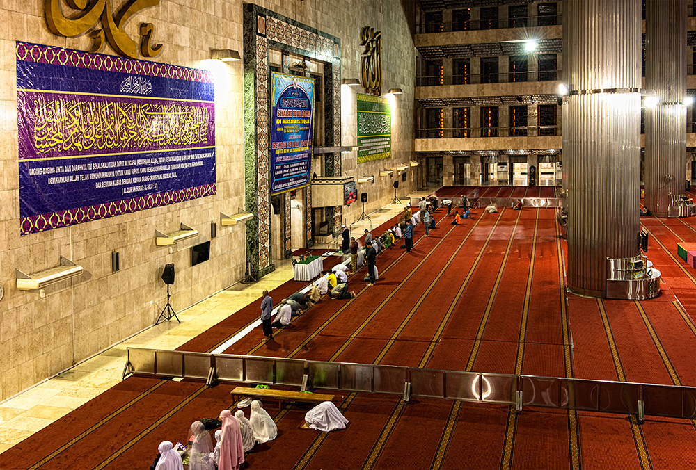 Im Inneren der Istiqlal Moschee