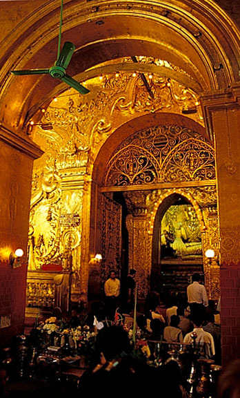 Im Inneren der Mahamuni-Pagode in Mandalay