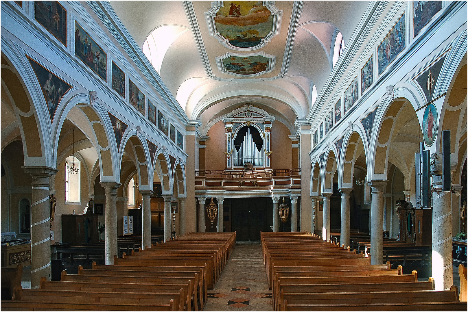 Im inneren einer slowenischen Kirche