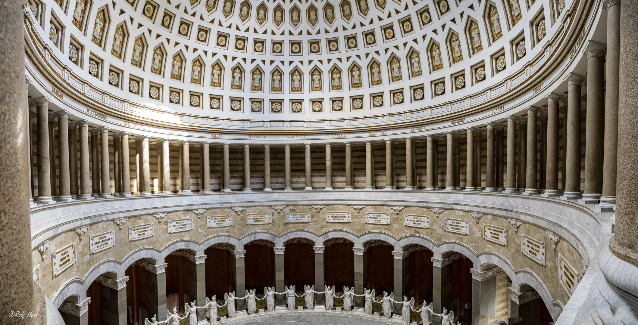 Im Innern der Befreiungshalle (Pano aus 6 Aufnahmen)