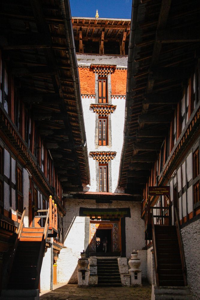 Im Jakar-Dzong...