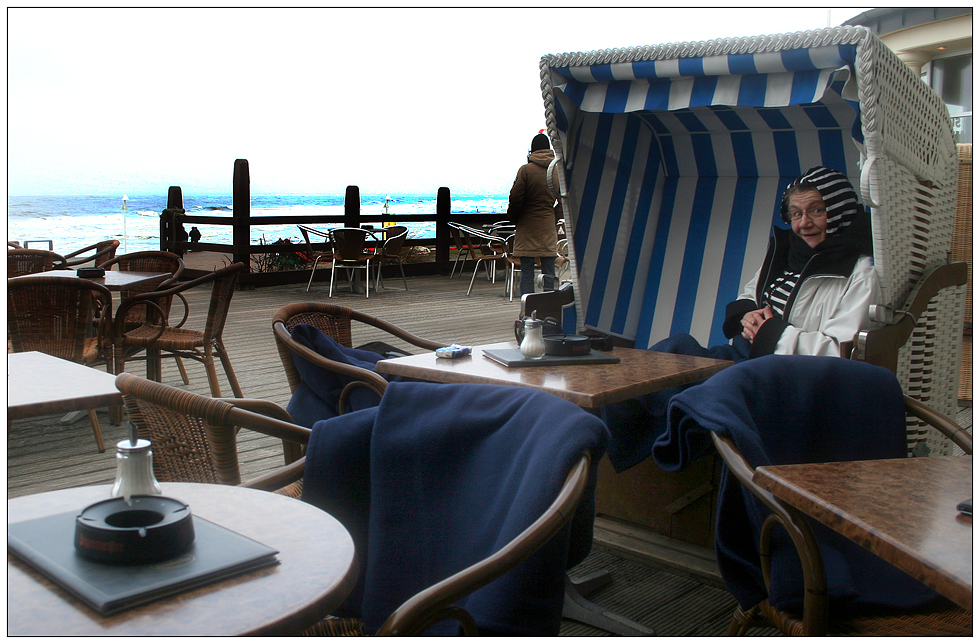 im januar auf der terrasse sitzen und tee trinken