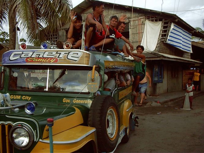 Im Jeepney zum Pazifik