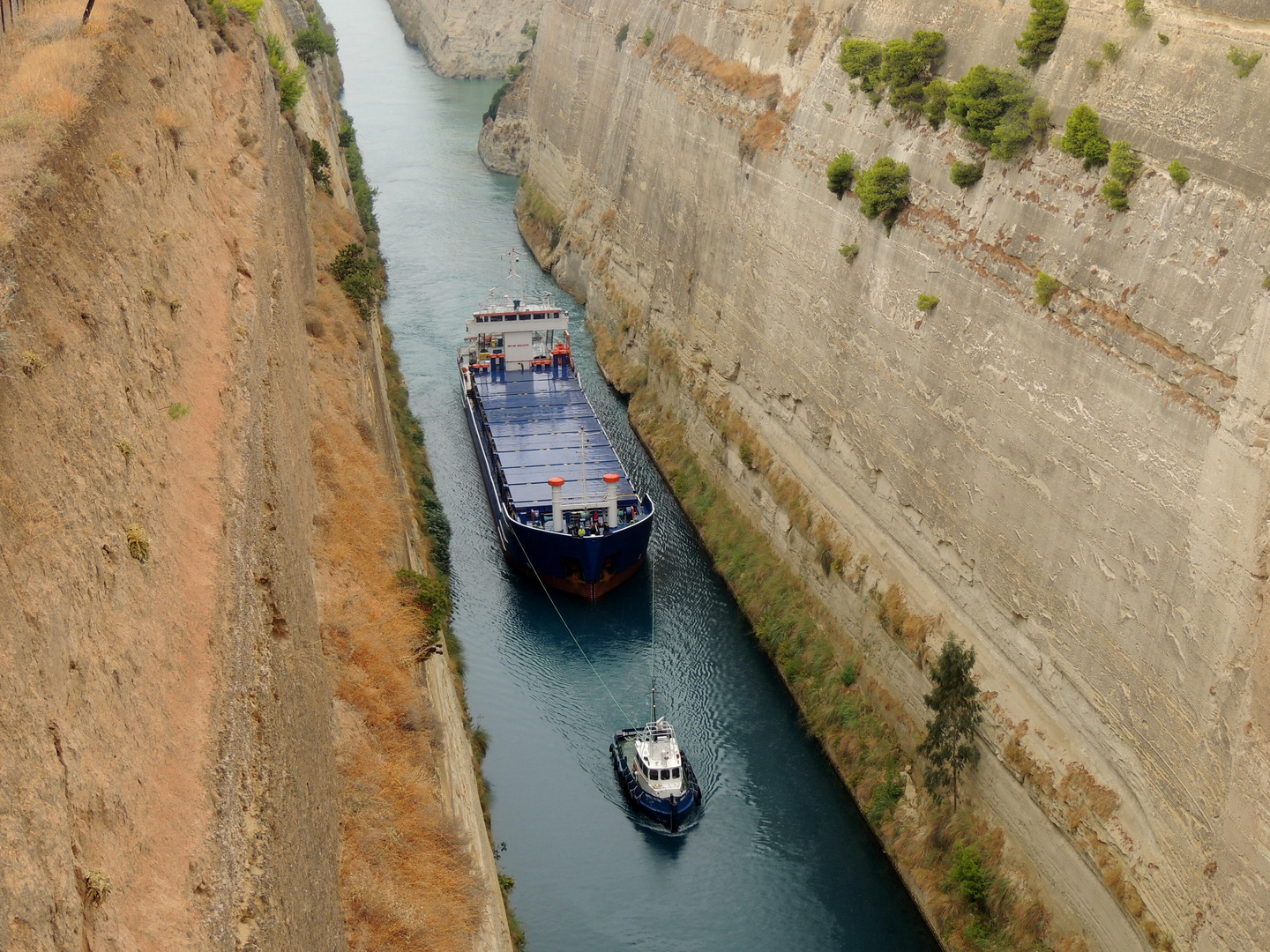 Im Kanal von Korinth