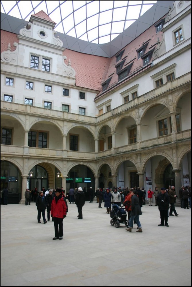 Im kleinen Schlosshof - VI