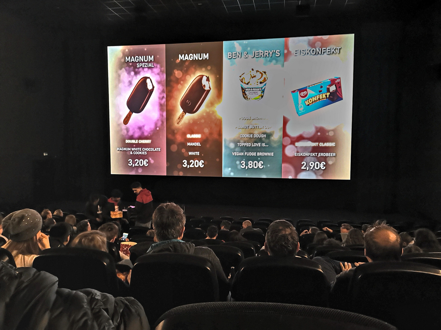 im klimatisierten Kino coole Werbung sehen. Foto & Bild erwachsene