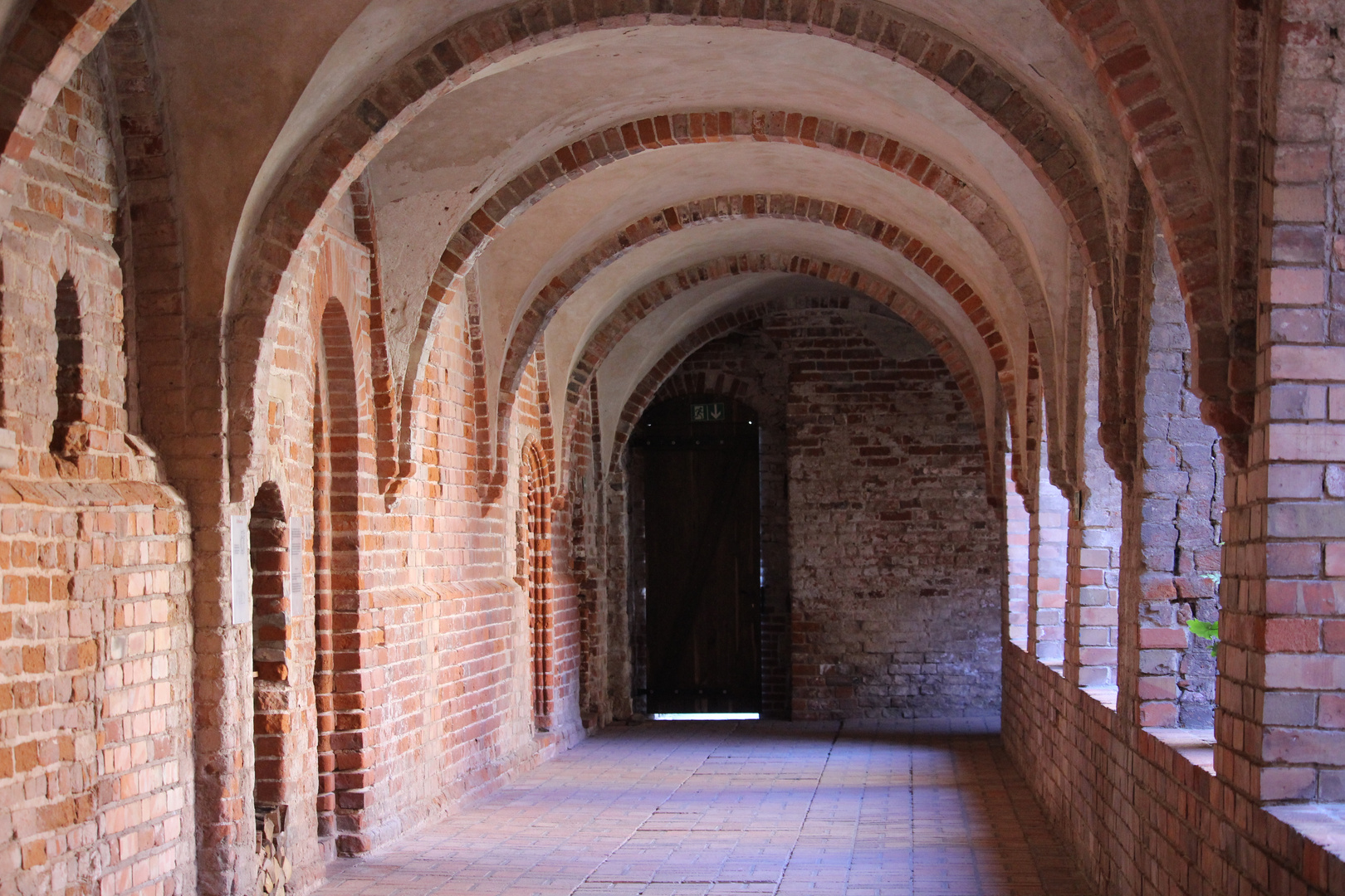 Im Kreuzgang vom Kloster Jericho