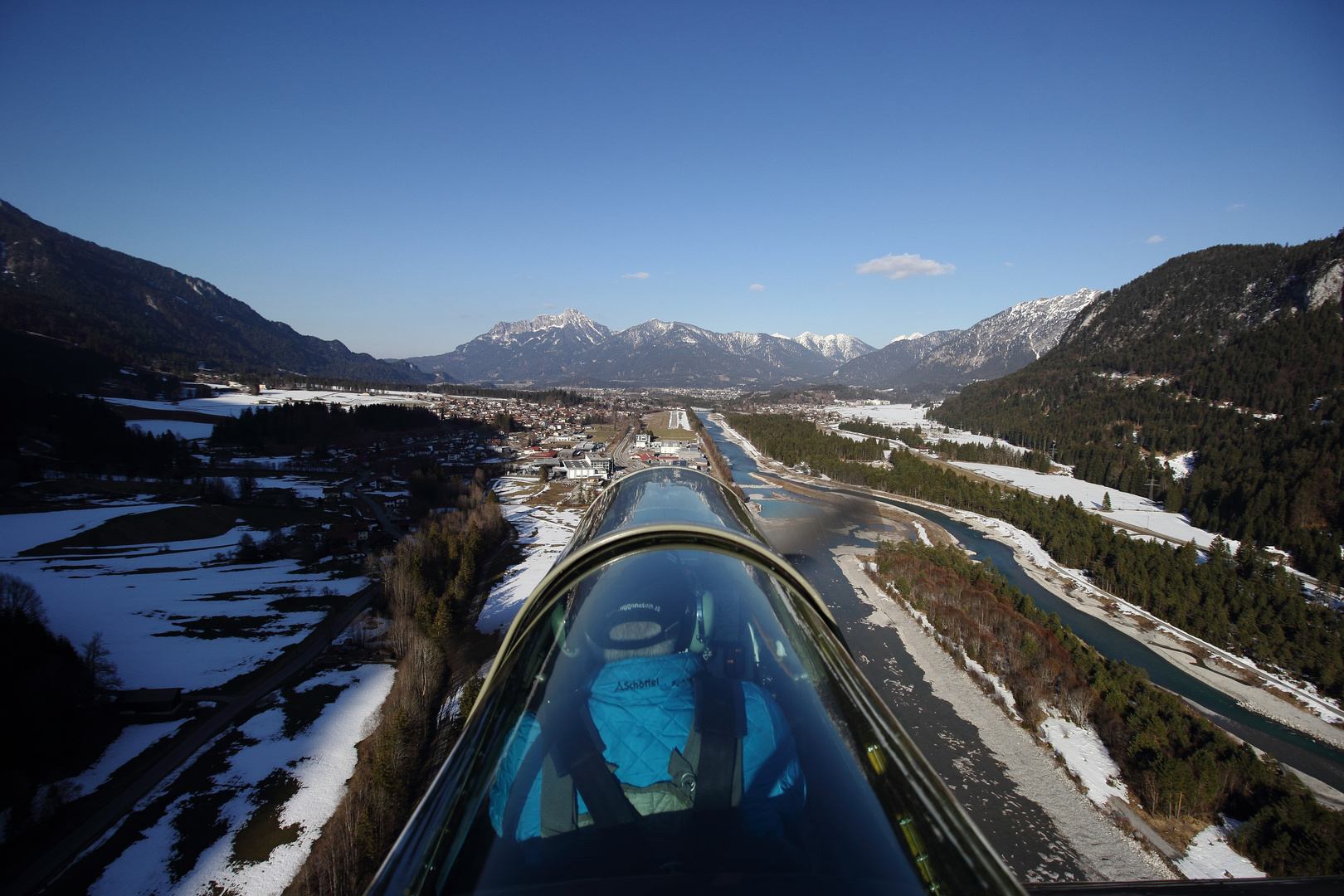 im Landeanflug auf LOIR - Höfen / Tirol -Yak 52- 20 3 2019 