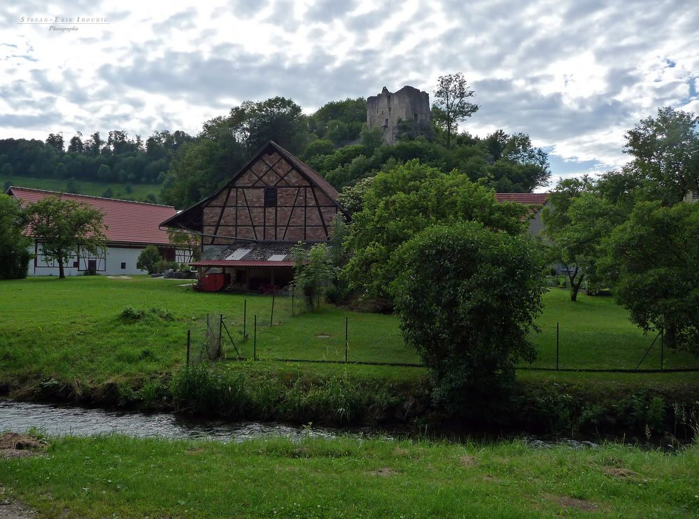 "Im Lautertal - Blick auf die Burg Bichishausen 1"