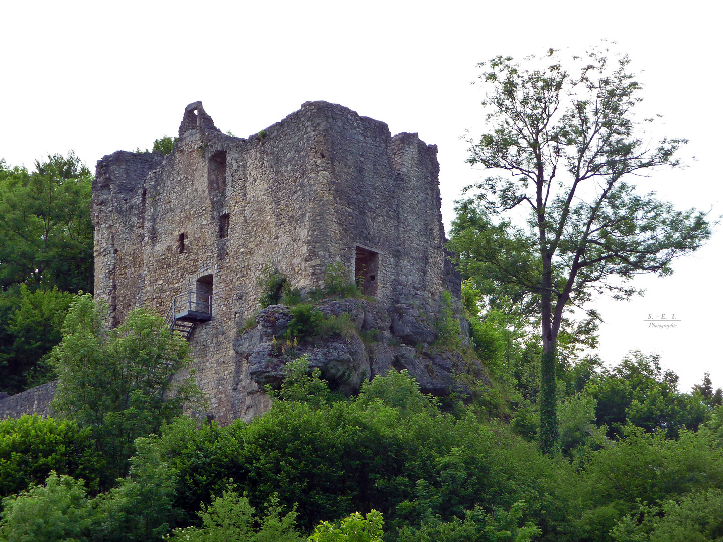 "Im Lautertal - Blick auf die Burg Bichishausen 2"
