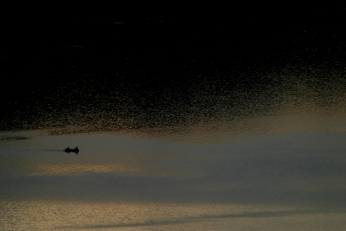 Im letzten Licht unterwegs auf dem Bergsee