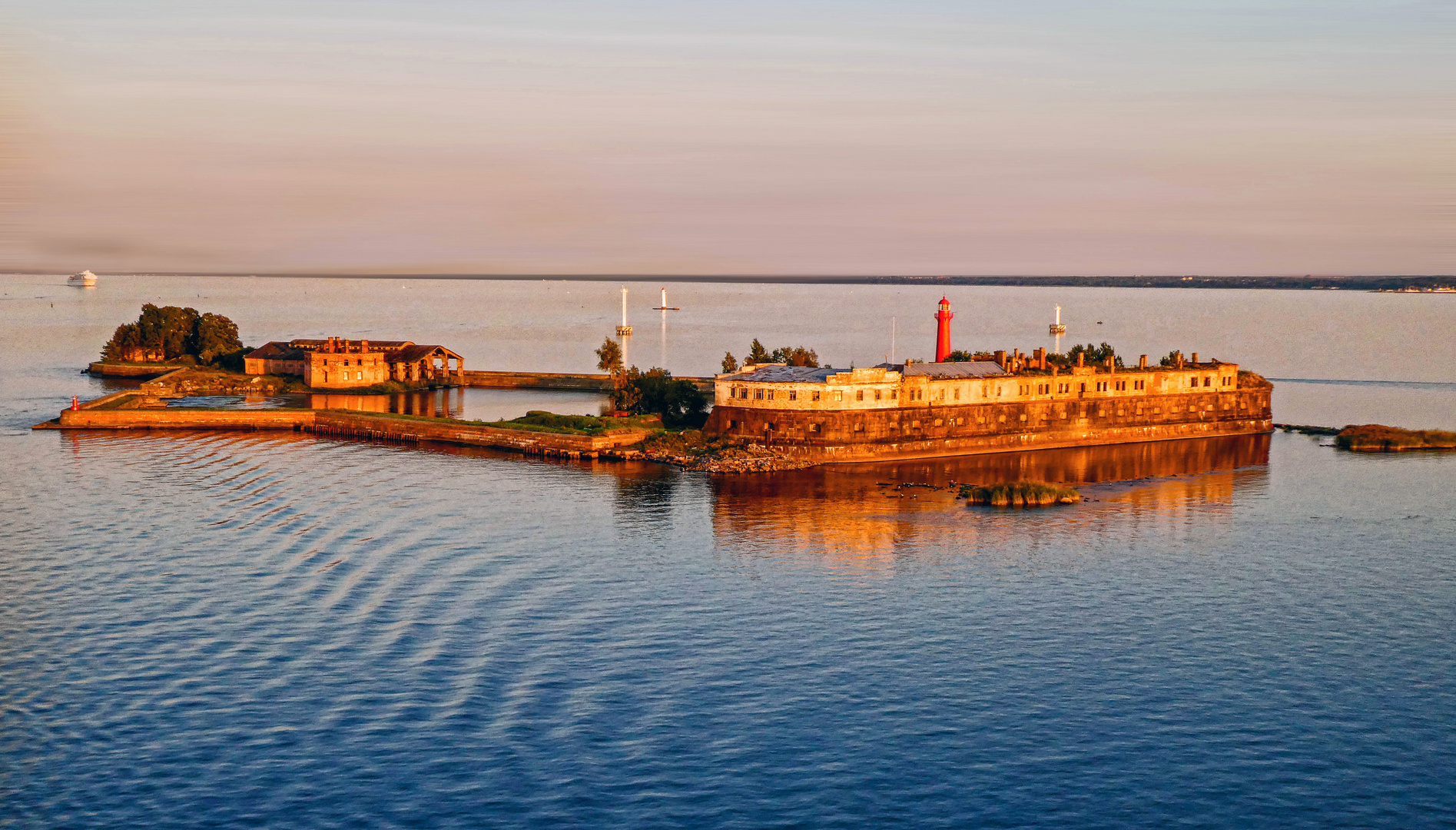 IM LETZTEN TAGESLICHT EIN BLICK AUF DIE FESTUNG KRONSTADT