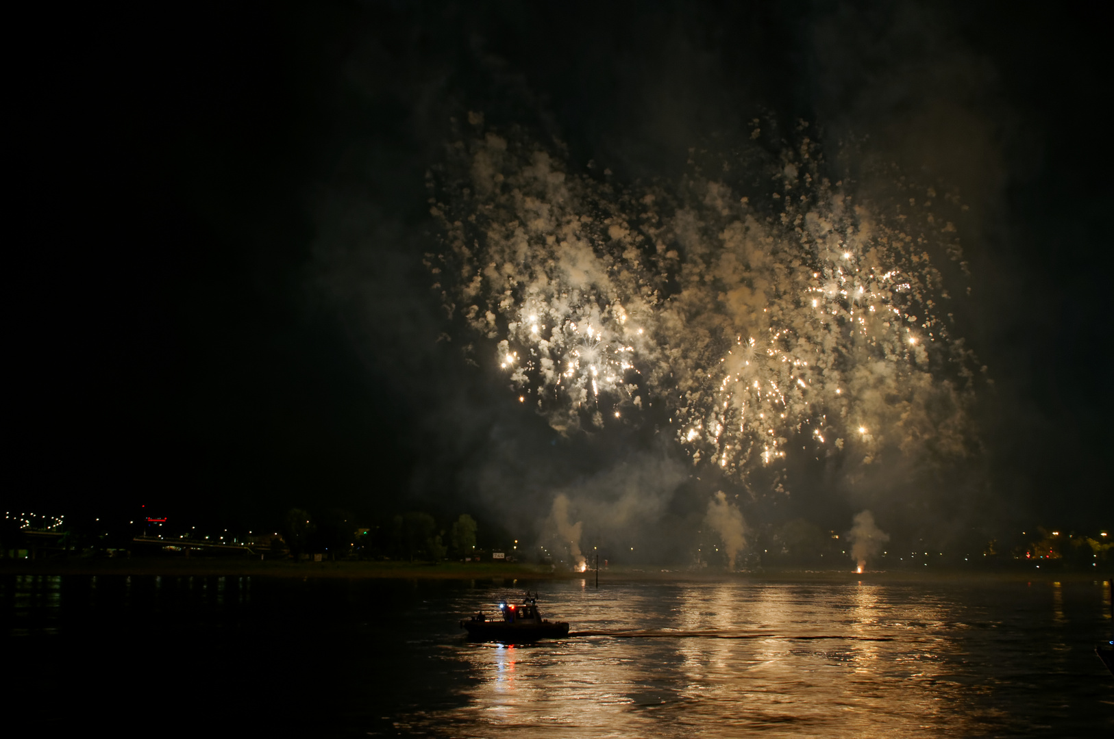 im Licht des Feuerwerks