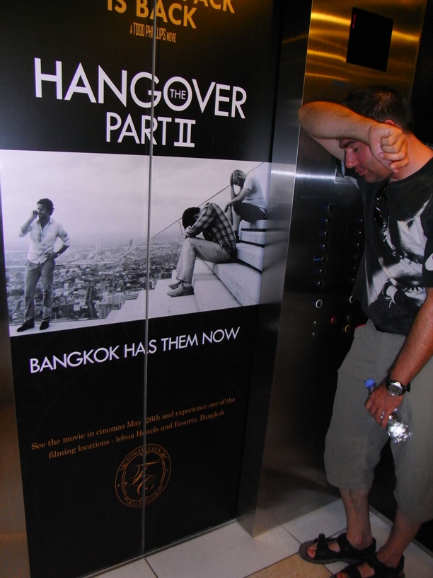 Im Lift des Hotel Lebua at State Tower mit Hangover II Plakat - Bangkok - Thailand - Oktober 2011