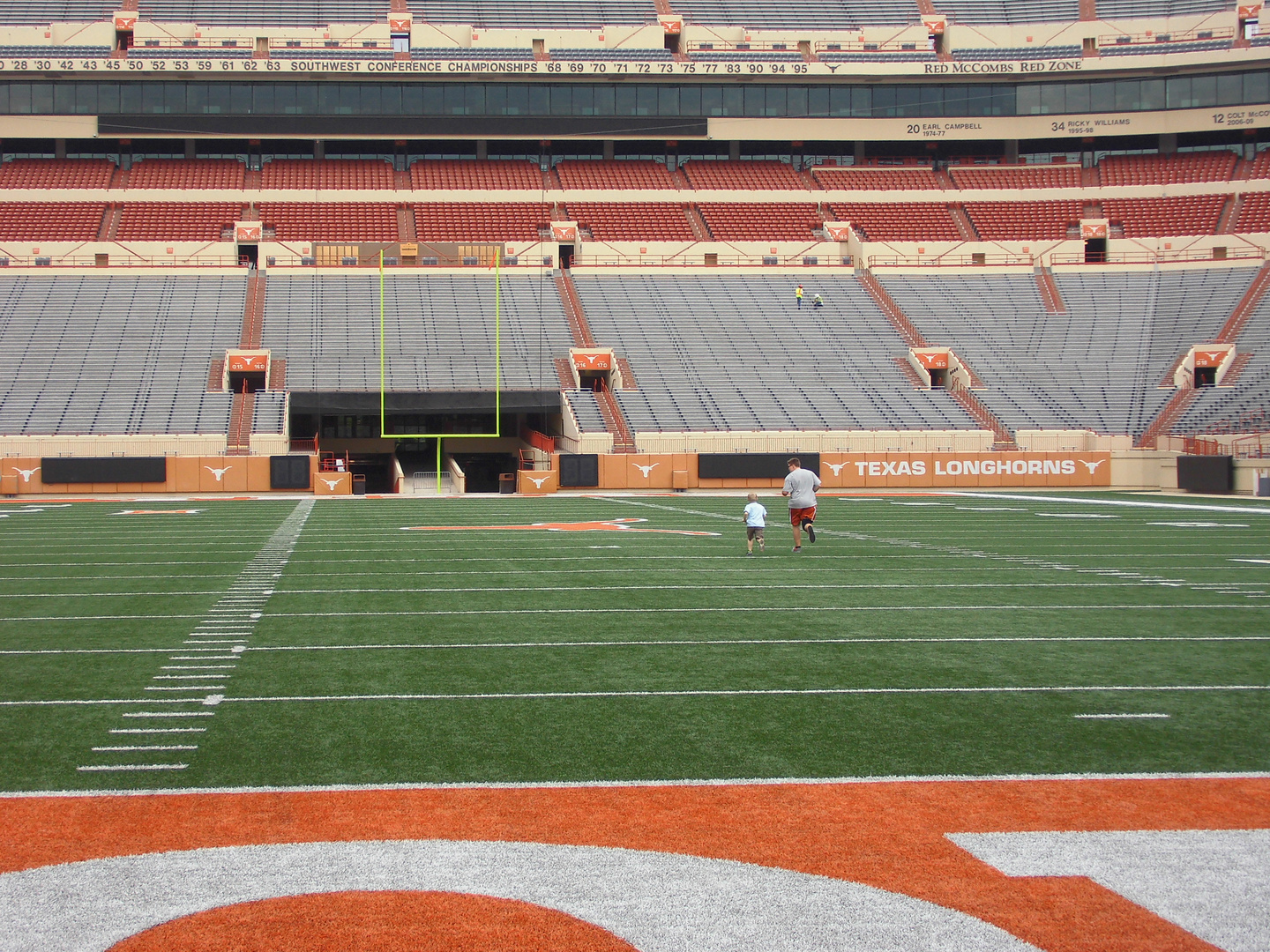 Im Longhornstadion auf dem Platz