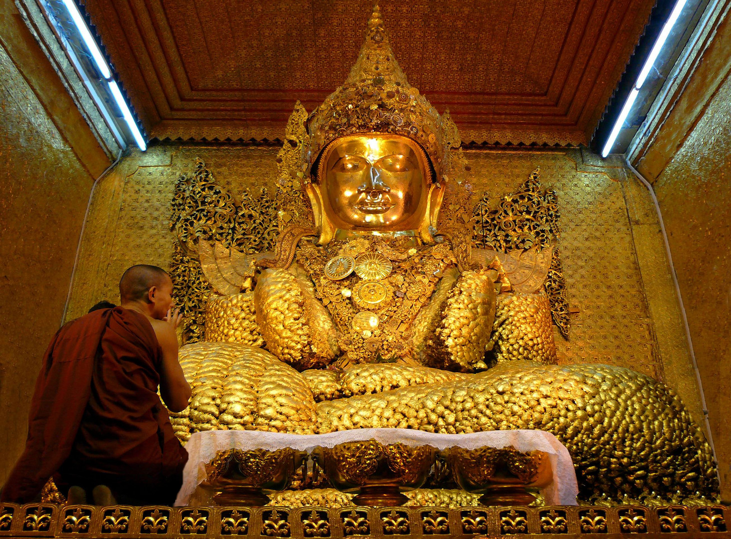 Im Mahamuni Buddha Tempel, Mandalay, Myanmar Foto & Bild asia