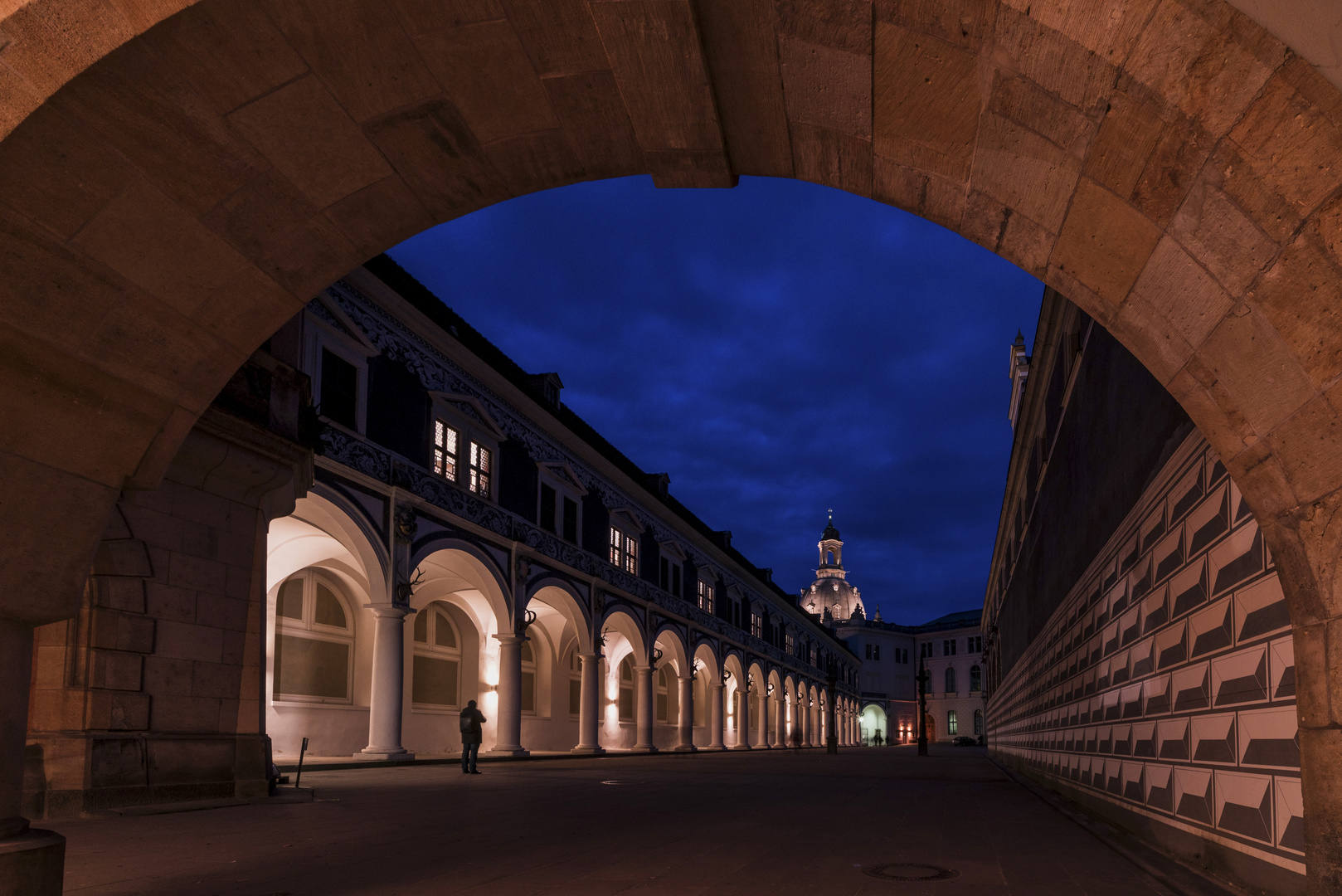 im Marstallhof in Dresden zur blauen Stunde