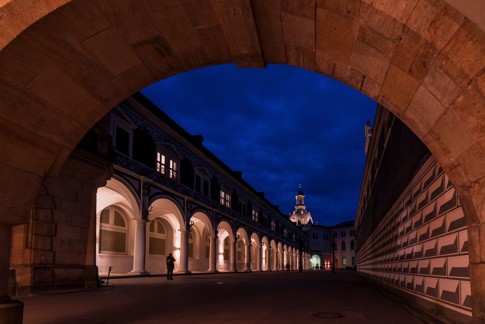 im Marstallhof in Dresden zur blauen Stunde