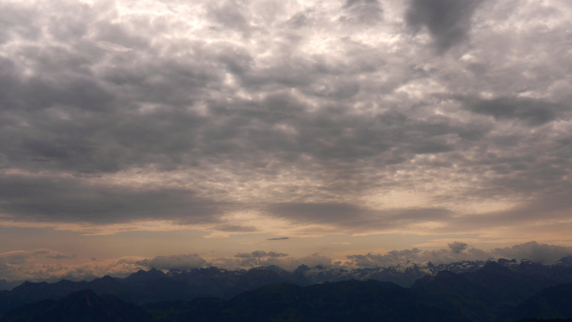 im Meer der Wolken und Bergen