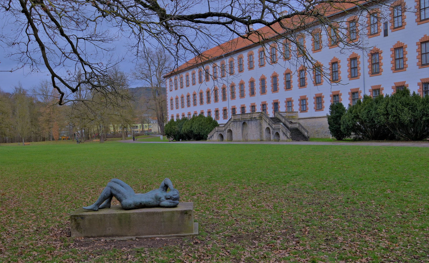 im Meininger Schloßpark: zum Sonnenbaden noch etwas zu kalt