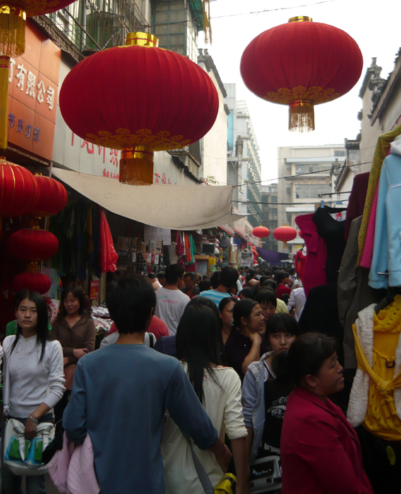 Im Menschengewimmel des Tempelmarkts in Hefei