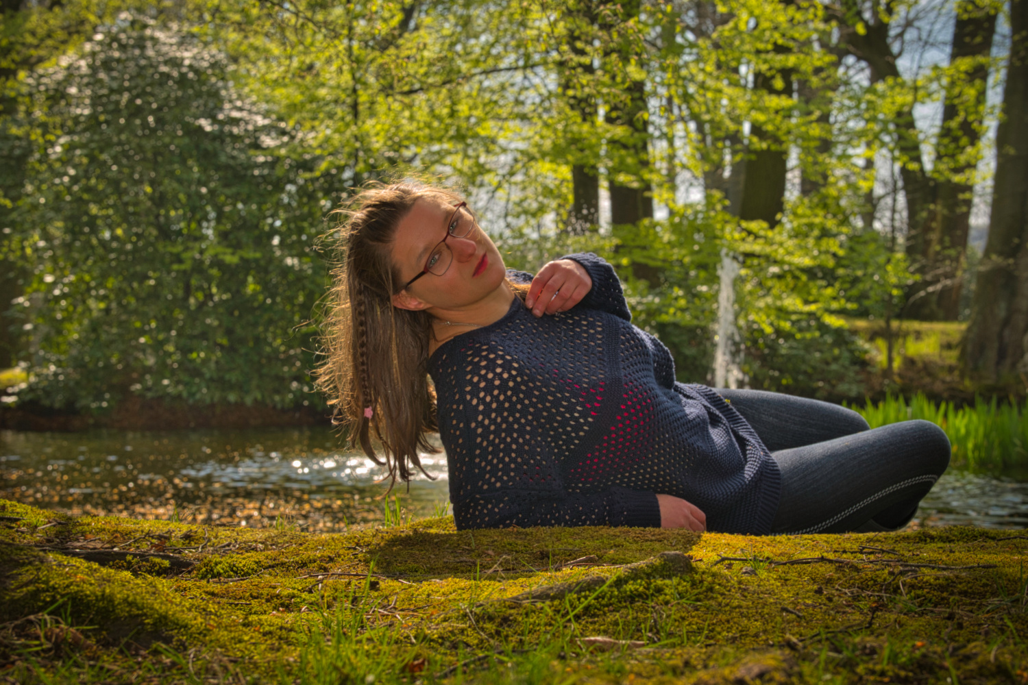 Im Moosbett am Teich Foto & Bild erwachsene menschen, portrait