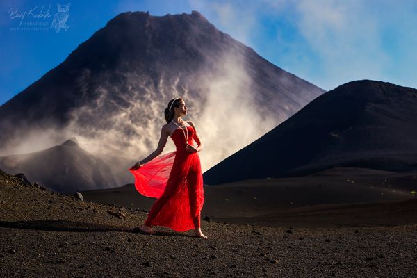 Im morgendlichen Sturm am Fuße des Vulkanes