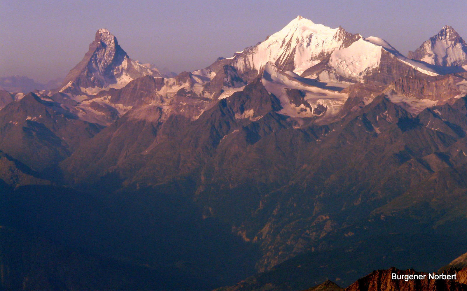 Im Morgendunst Berge,  die Herzen der Bergsteiger, schneller schlagen lassen.