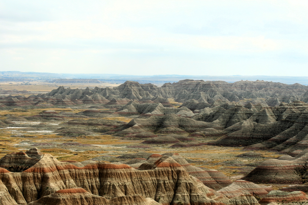 Im Morgendunst das Panorama der Badlands