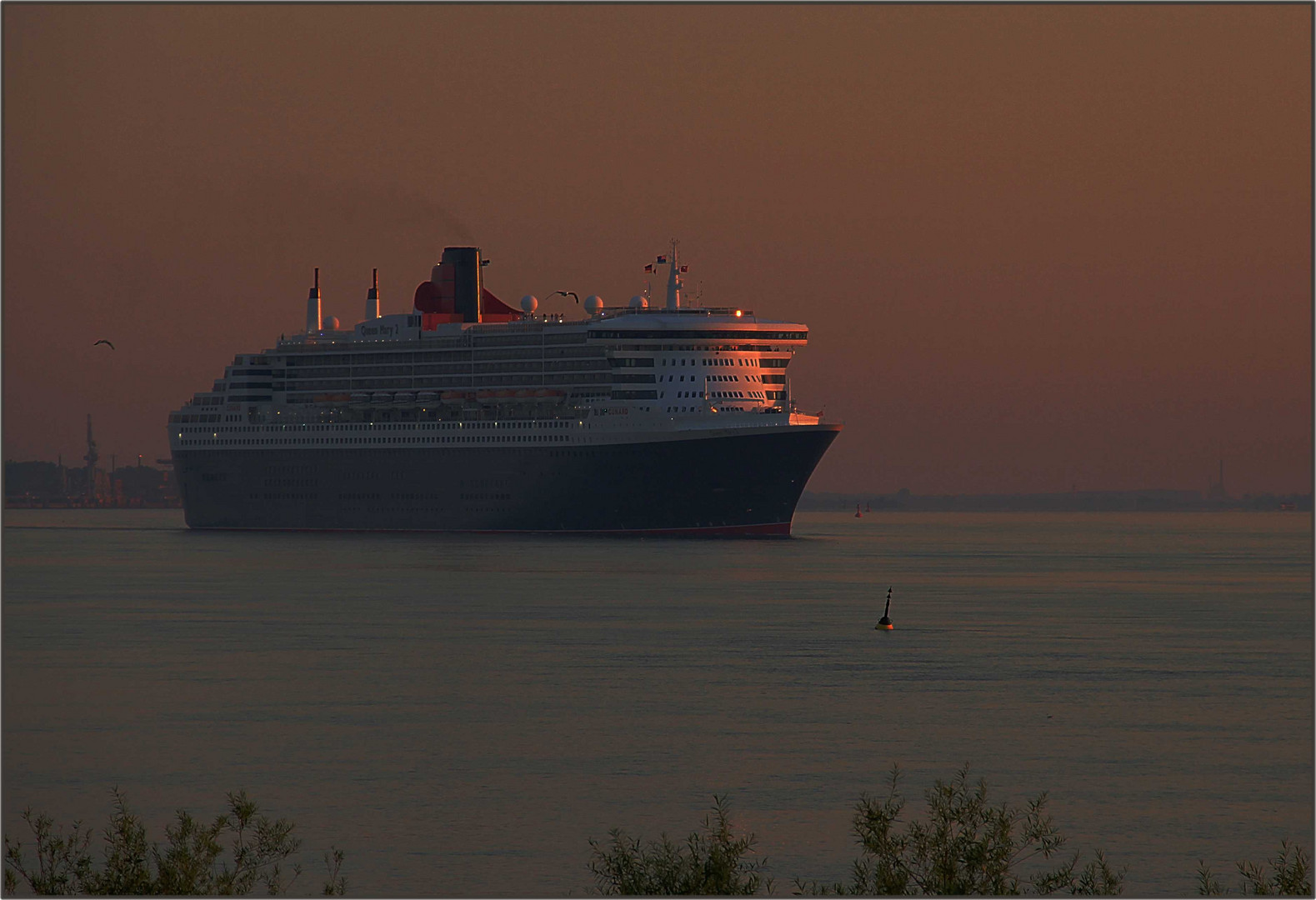 Im Morgendunst ... die Queen Mary 2