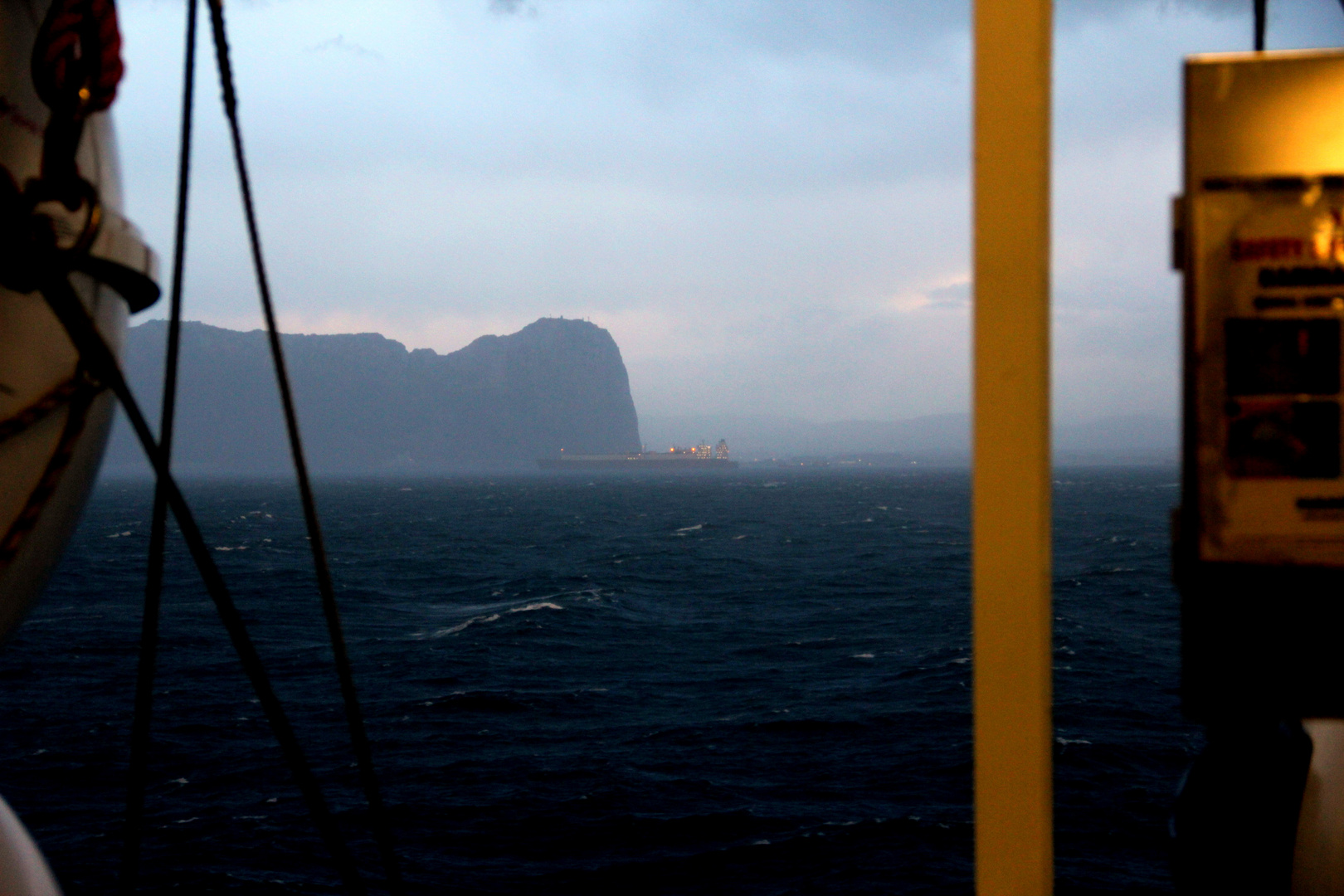 Im Morgengrauen "Durchfahrt Gibraltar" mit AIDAbella