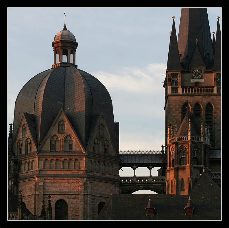 im Morgenlicht: Der Aachener Dom