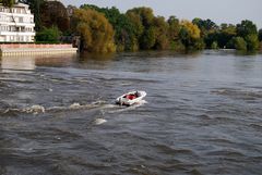 Im Motorboot den Wasserfall hinauf...