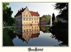 Im Münsterland Burgen vom Wasser umgeben.