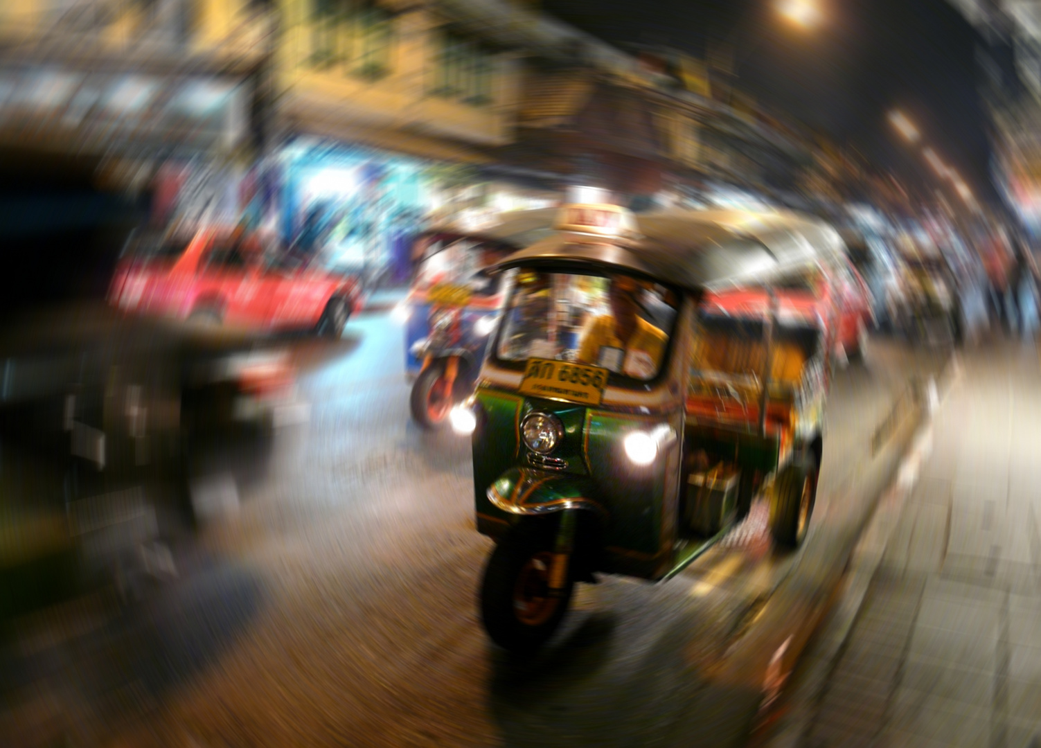 Im nächtlichen Verkehrstrudel von Bangkok