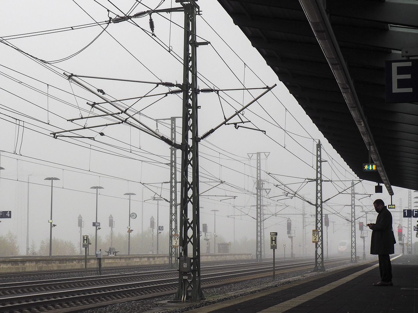 Im Nebel wartend auf den ICE 