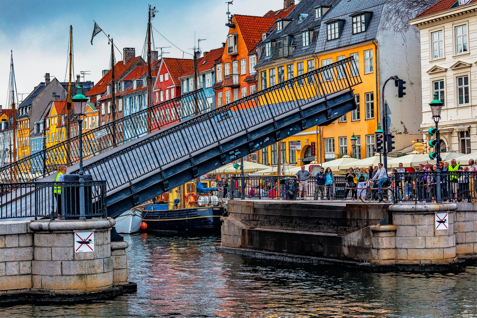 Im Nyhavn geht die Brücke runter