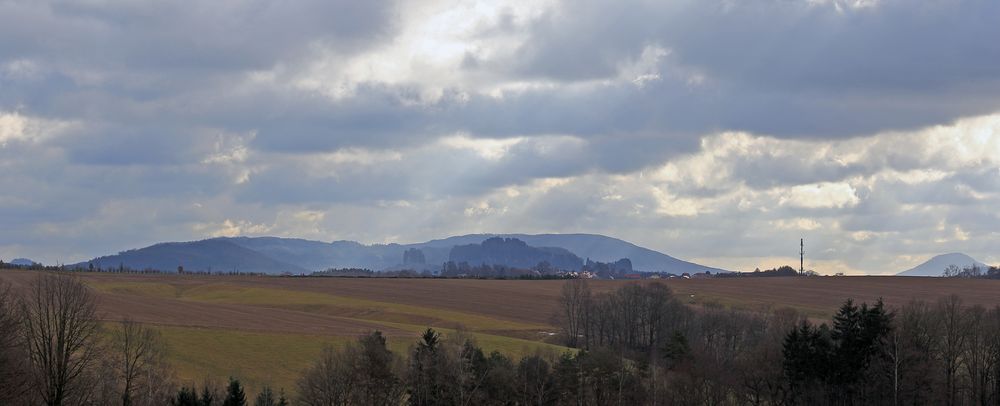 Im Osten Schrammsteine , Falkenstein, Großer Winterberg und Co...