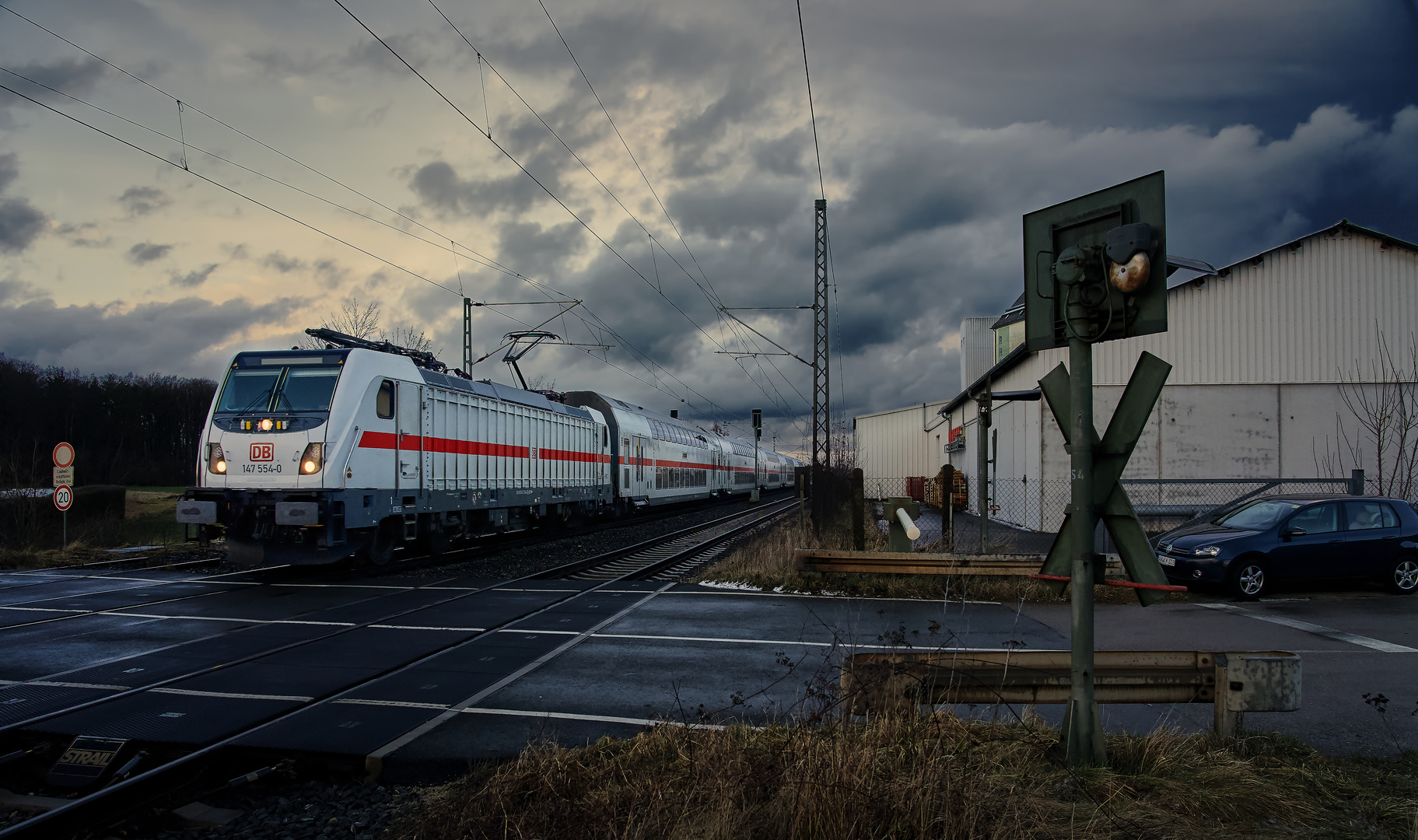 Im Osten ziehen dunkle Wolken auf