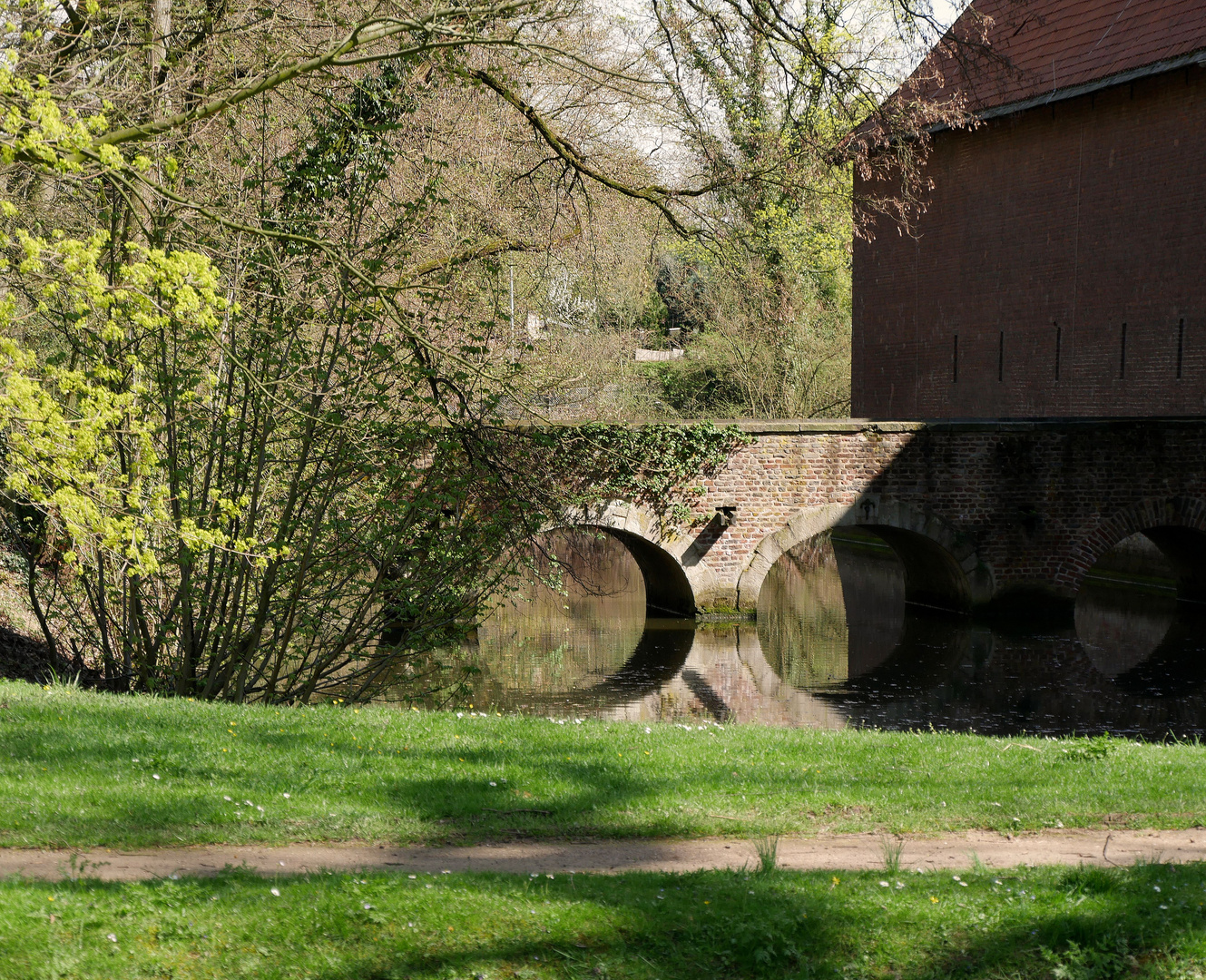 Im Park von Schloß Kalkum, Düsseldorf am 12. 4. 2016.