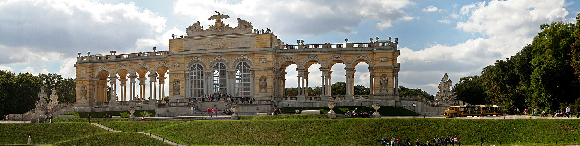 im park von schloß schönbrunn gibts da noch die orangerie man kann mit der bahn fahren