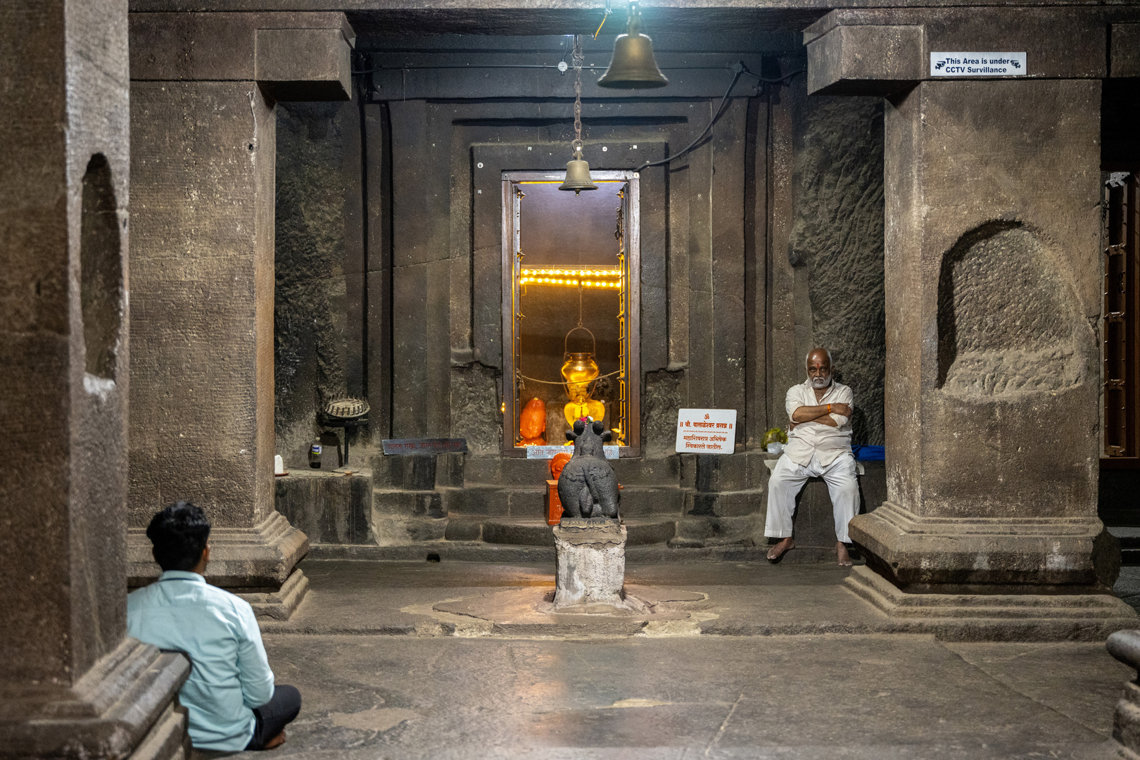 Im Pataleshvara Tempel in Pune