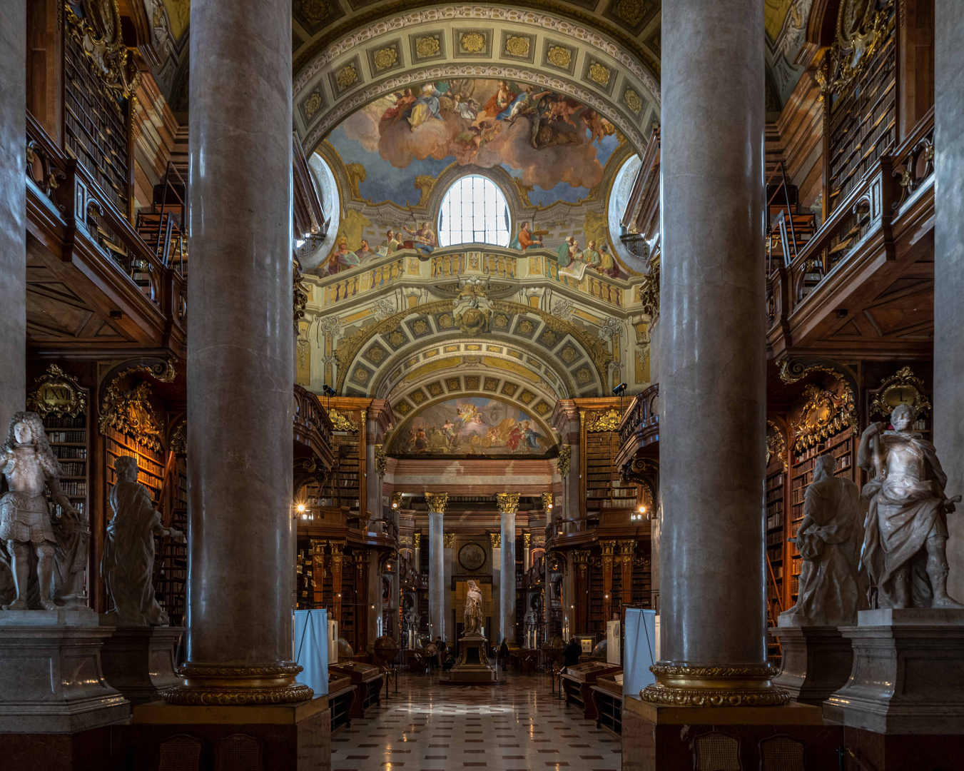 Im Prunksaal der Österreichischen Nationalbibliothek in Wien