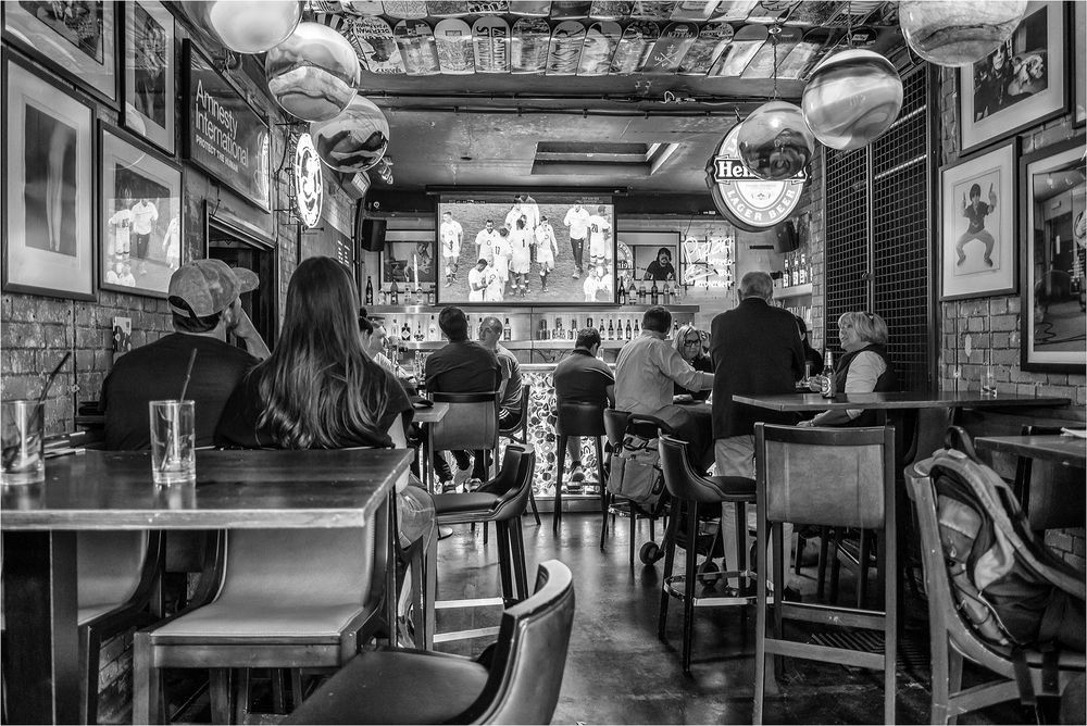 Im Pub zeigen sie Fußball