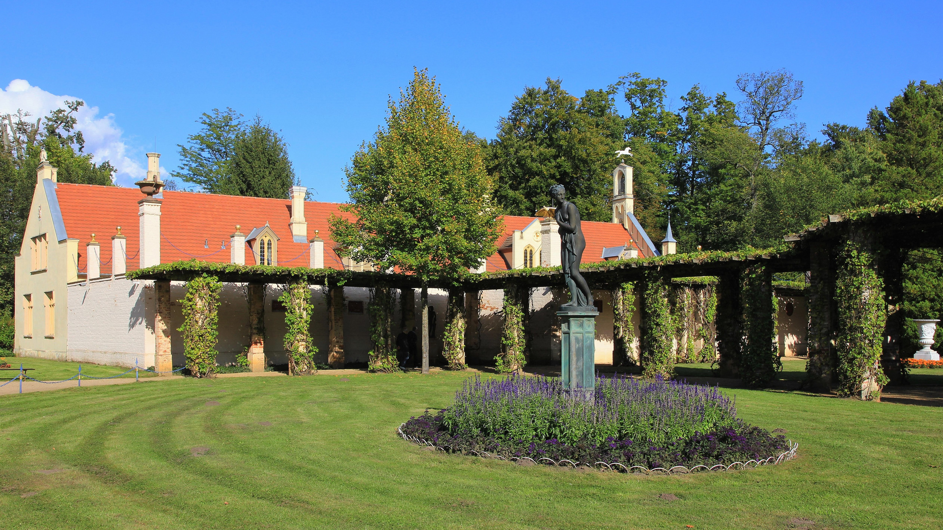 Im Pückler Park Schloss Branitz - Marstall und Pergolagarten